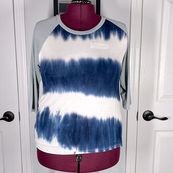 Honey & Lace Monrovia Raglan - Picture 1 of 5